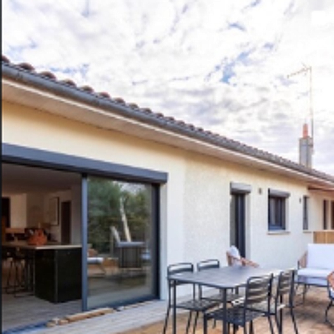Superbe terrasse en bois exotique sans vis-à-vis avec salon extérieur et accès direct à la cuisine ouverte. L'art de vivre bordelais en plein air. 🌿🏡