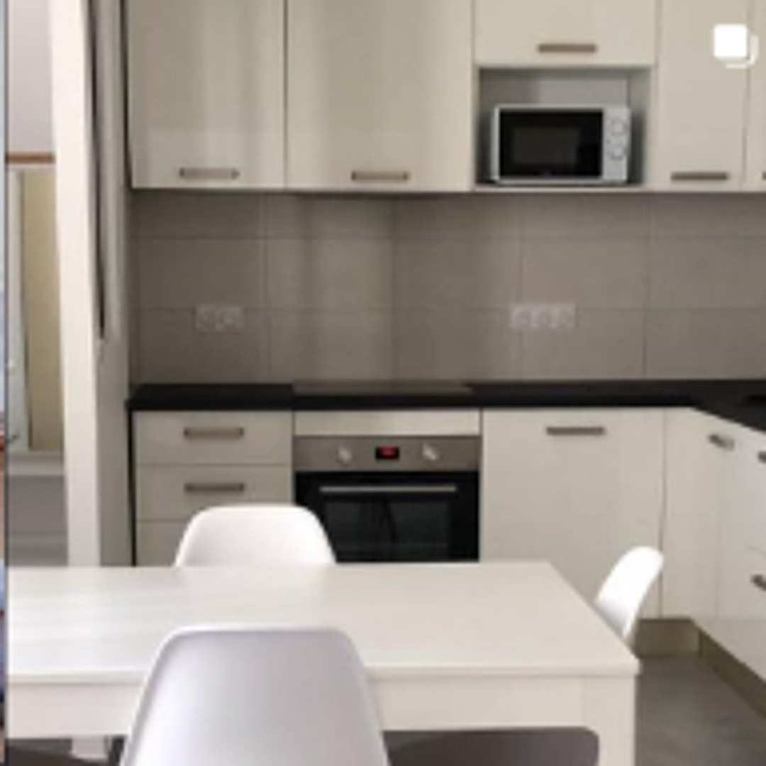 Cuisine contemporaine blanche entièrement équipée et aménagée avec îlot dînatoire. Rénovation soignée et finitions haut de gamme. 🍽️✨