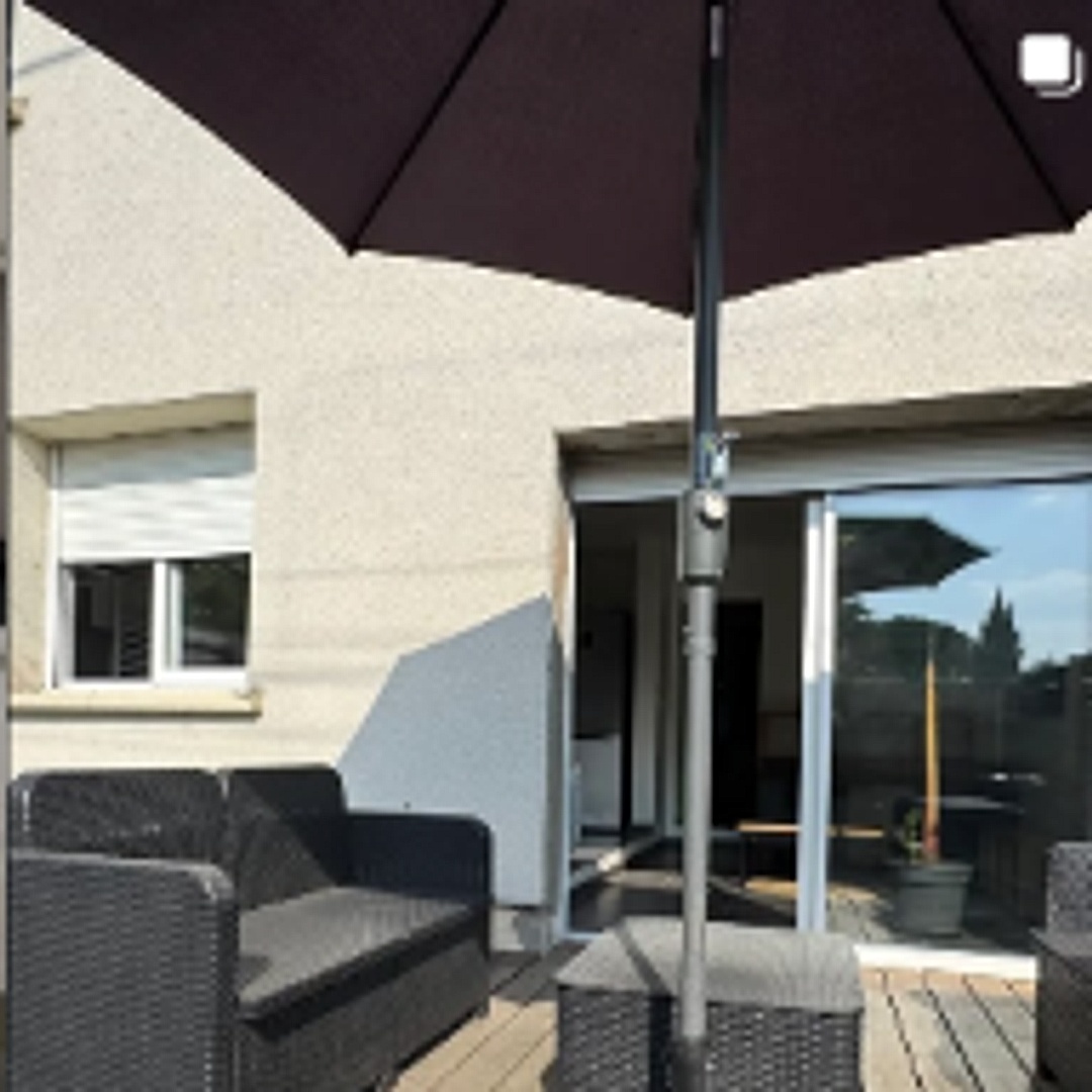 Espace lounge & détente sur terrasse ensoleillée avec mobilier en résine tressée. Propriété confiée en mandat de gestion exclusif. ☀️🥂